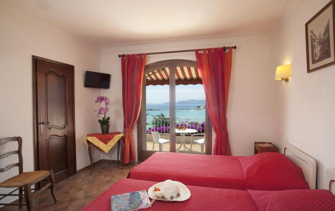 chambre supérieure avec bain balnéo, terrasse panoramique, vue plage et mer