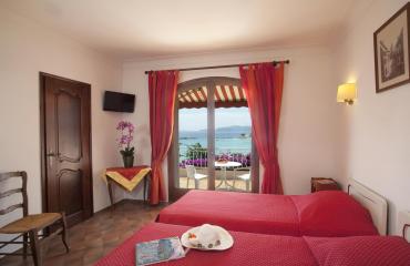 chambre supérieure avec bain balnéo, terrasse panoramique, vue plage et mer