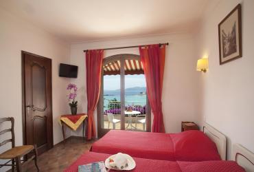 chambre supérieure avec bain balnéo, terrasse panoramique, vue plage et mer