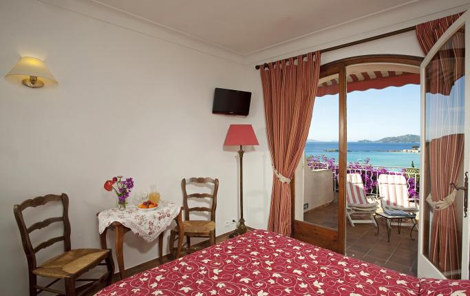 Superior room with bath, terrace, beach and sea view 