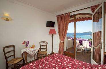 Superior room with bath, terrace, beach and sea view 