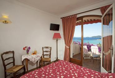 Superior room with bath, terrace, beach and sea view 